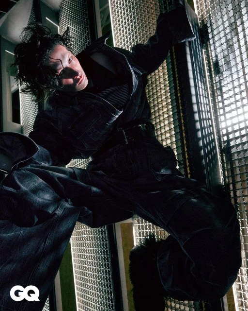 아찔하게 비틀어진 휘황한 실루엣