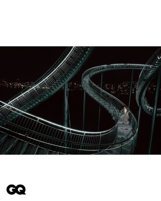 아찔하게 비틀어진 휘황한 실루엣