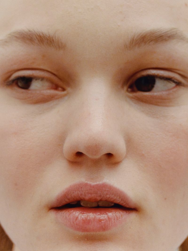 Extreme close-up portrait of model Noor Chaltin looking to the side with natural makeup for Mango.