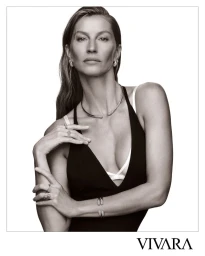 Black and white portrait of Gisele Bündchen wearing fine jewellery and a black halter top against a white studio background for Vivara.
