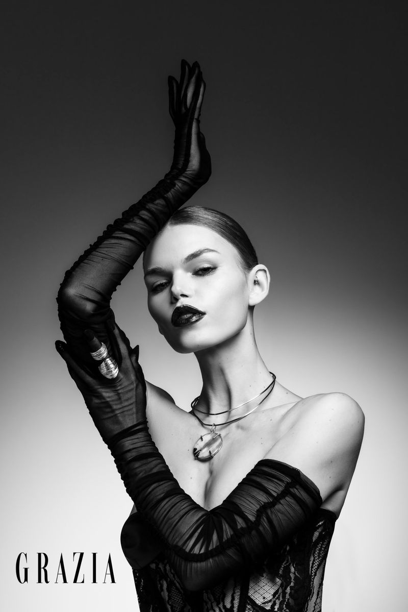 Model Daphne Maas wearing sheer black long gloves and dark lipstick for Grazia Slovenia fashion editorial in black and white