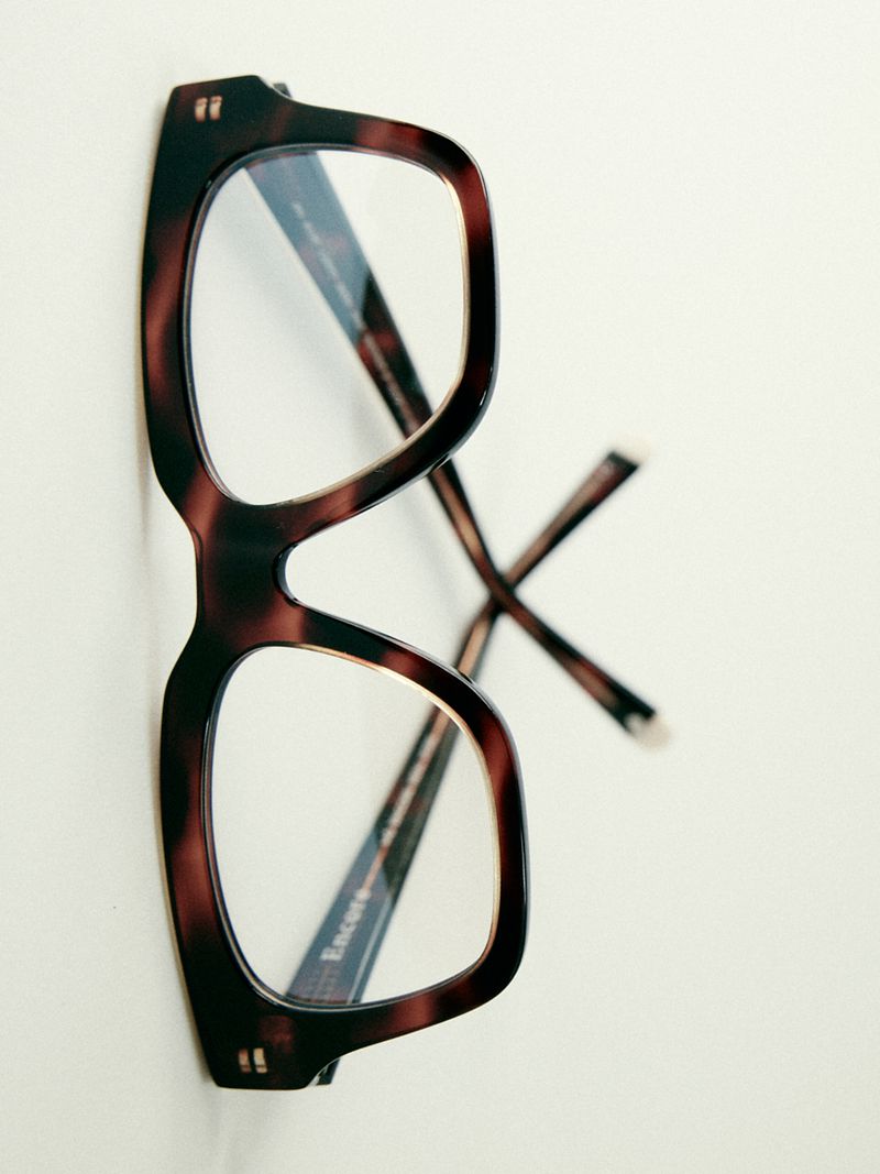 Stylish eyeglasses with a tortoiseshell pattern on a clean white background, perfect for eyewear fashion or optician advertising.
