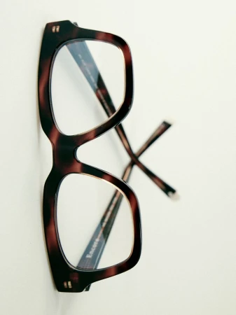 Stylish eyeglasses with a tortoiseshell pattern on a clean white background, perfect for eyewear fashion or optician advertising.