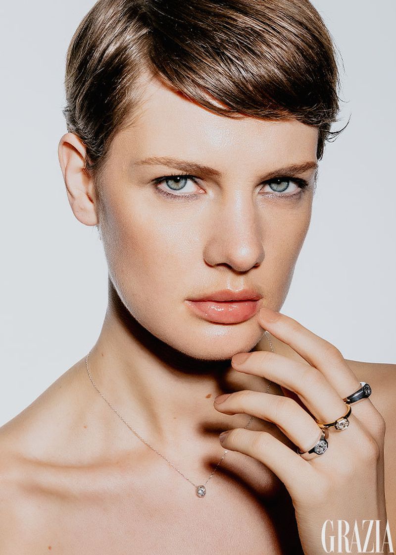 Close-up portrait of model Mirthe Dijkstra wearing diamond rings and necklace for Grazia Mexico, photographed by Santiago Ruisenor.
