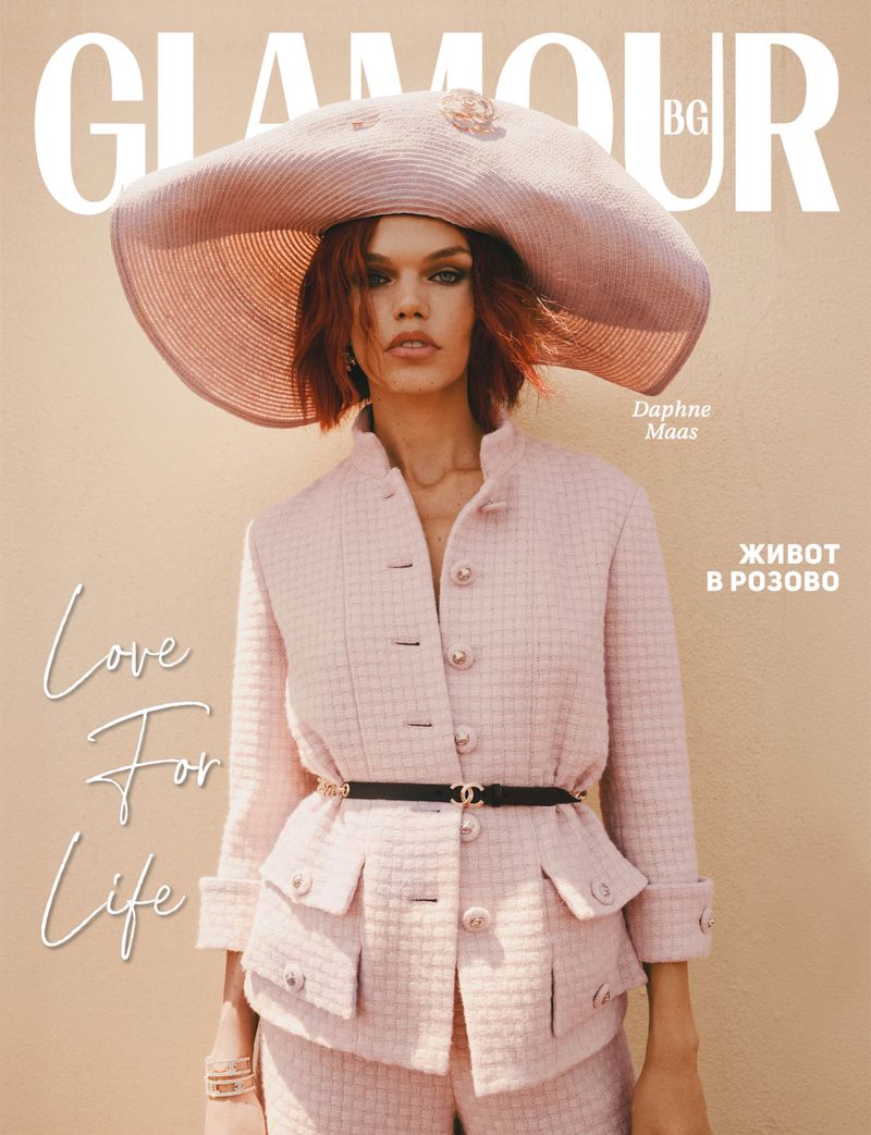 Glamour BG magazine cover featuring Daphne Maas in a pink tweed suit and oversized hat, with text overlay.