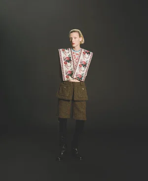Model Maggie Maurer wearing a structured floral top and tweed shorts in ODDA Magazine project De Nederlandse Levensduur