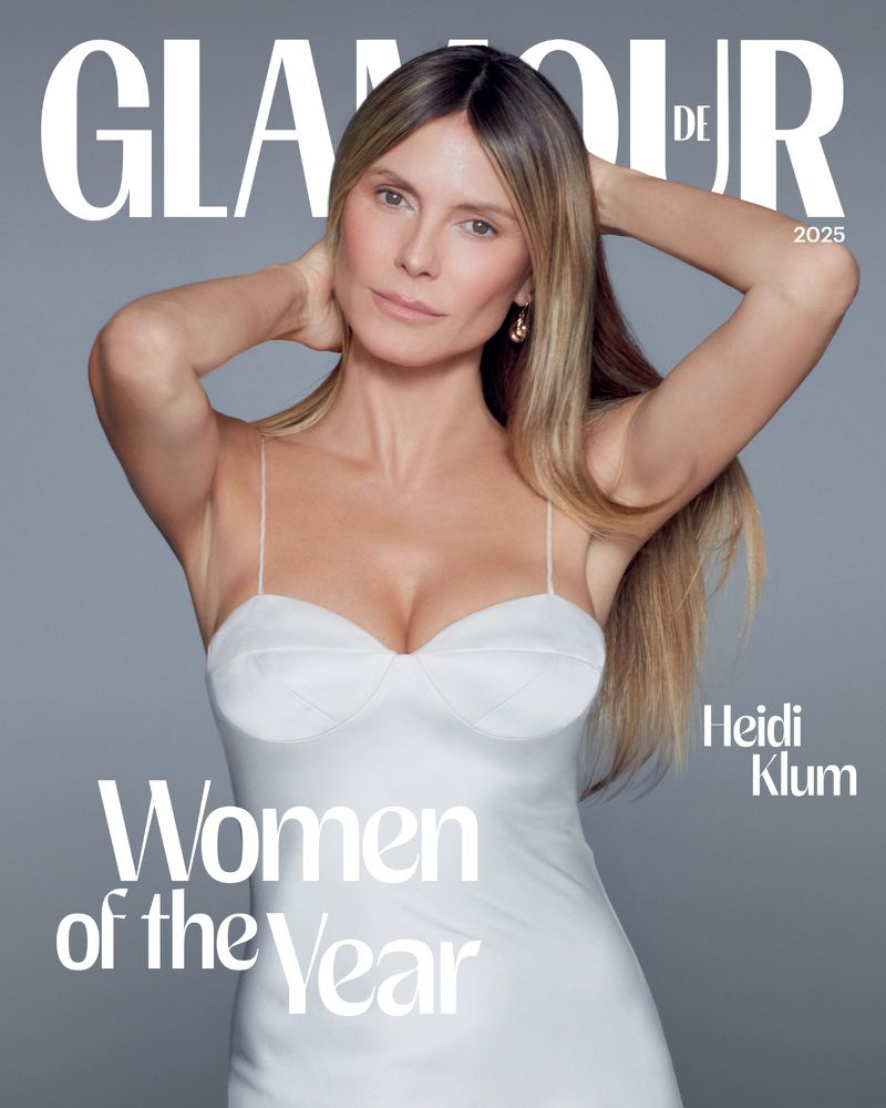 Heidi Klum on the cover of Glamour de, Women of the Year 2025, wearing a white dress with spaghetti straps, hands behind her head.