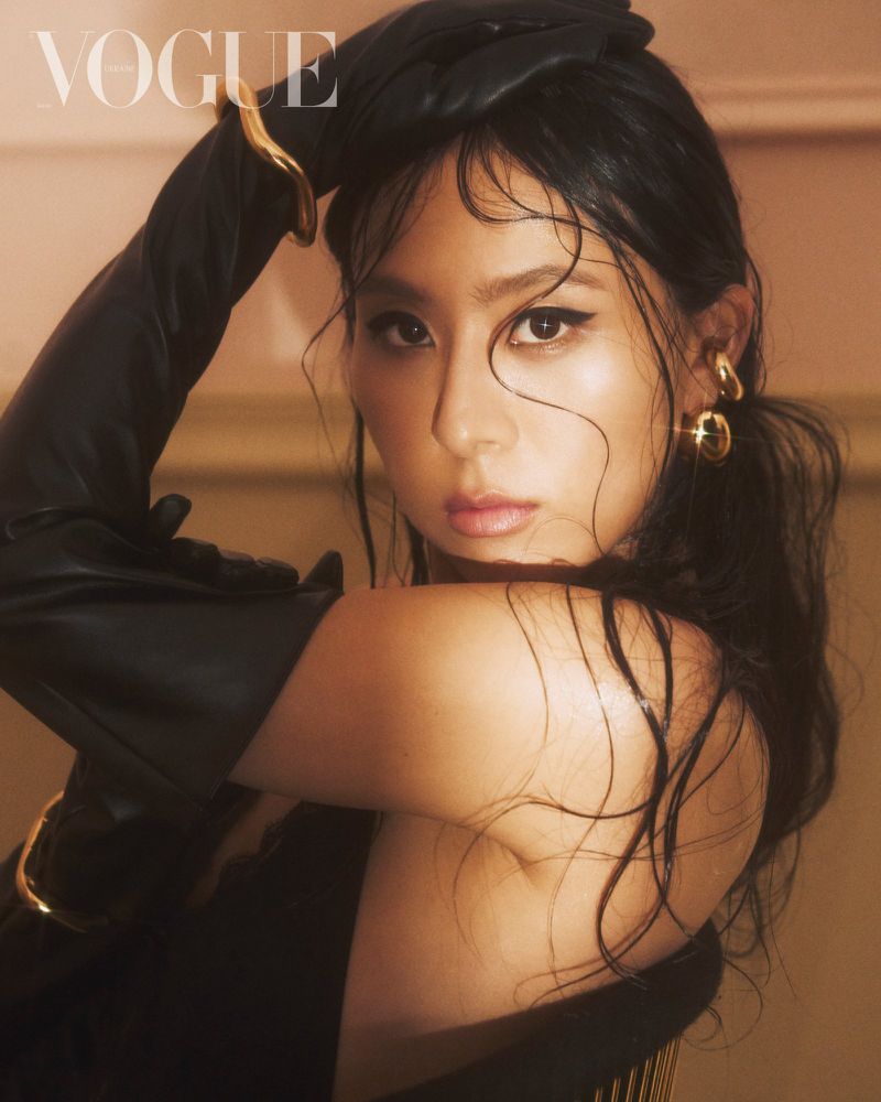 Model Amber Zhaoyang Wang wearing long black leather gloves and gold jewelry for Vogue Ukraine.