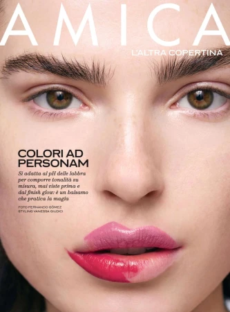 Close-up portrait of a woman on a magazine cover featuring the brand Amica, showcasing two-tone lipstick with pink and red hues, and the phrase 'Colori ad Personam'.