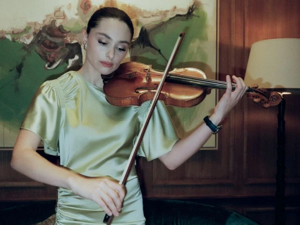 Dedicate, issue 43 Esther Abrami la prodige du Violon