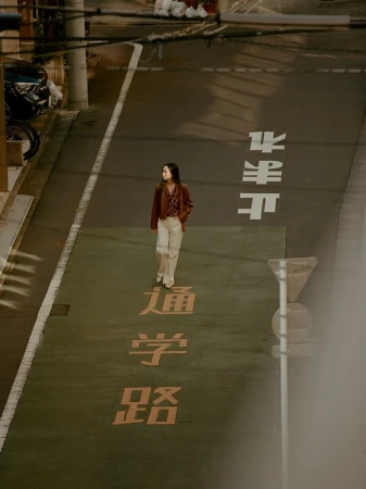 Woman walking on an asphalt street with Japanese road markings for the Tokyo in Motion project by Pedro del Hierro