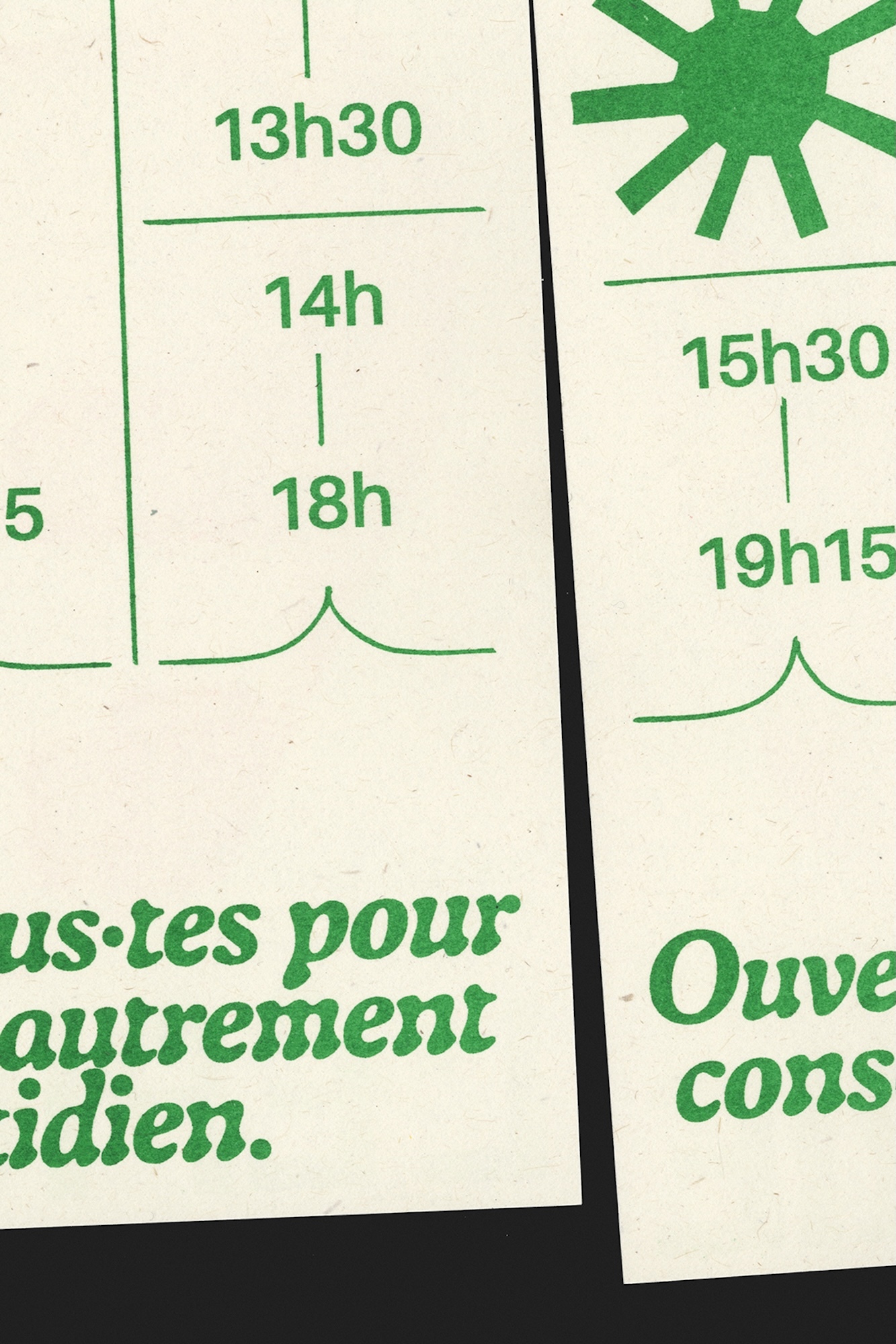 Two printed cards display green sans-serif text; one lists '13h30, 14h, 18h,' and the other shows '15h30, 19h15,' with a stylized sun illustration.
