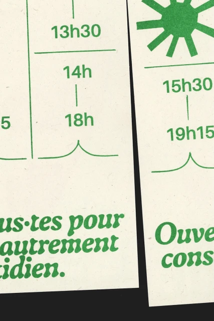 Two printed cards display green sans-serif text; one lists '13h30, 14h, 18h,' and the other shows '15h30, 19h15,' with a stylized sun illustration.