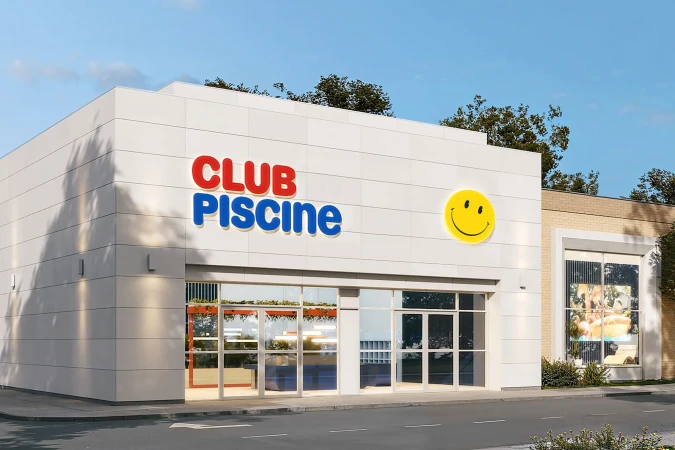 Exterior of a 'Club Piscine' store with a large smiling face logo, modern architectural design, and clear blue sky.