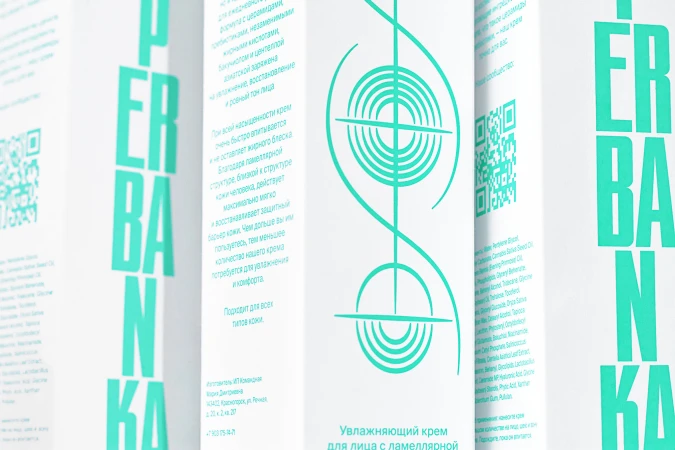 Cosmetic product packaging featuring skincare cream with a lamellar structure, showcasing a modern design with geometric patterns and product details.