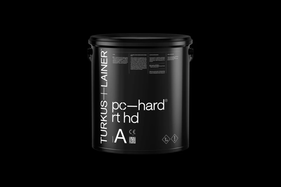 Studio shot of a black can of TURKUS+LAINER pc-hard rt hd, showcasing its design and labeling details against a dark backdrop.