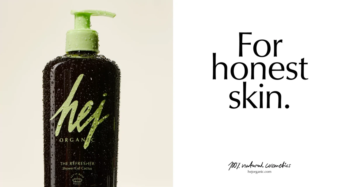 Cosmetic product presentation: Dark bottle of organic shower gel with green pump on light background with cosmetic claim to the right.