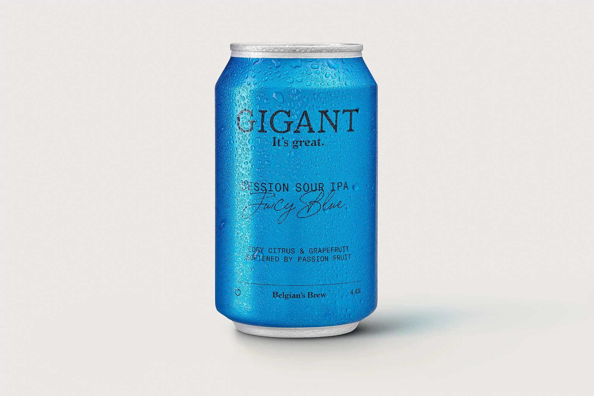 A single blue aluminum can of Gigant Juicy Blue session sour IPA beer with condensation droplets, shown against a neutral background.