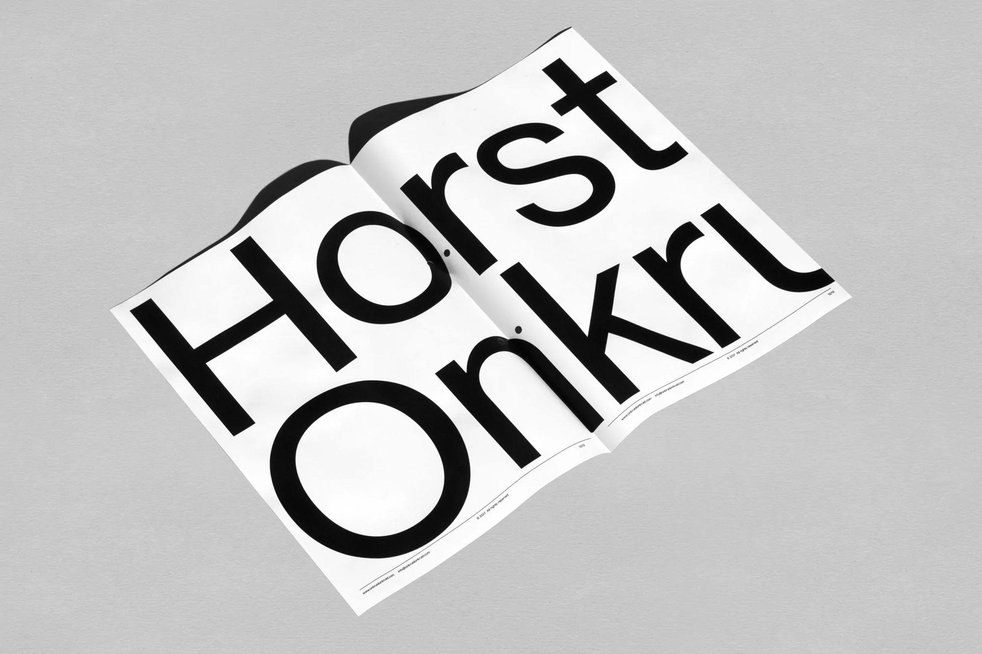 Open magazine with large black text "Horst Onkru" displayed prominently against a soft grey background, creating a high-contrast graphic.