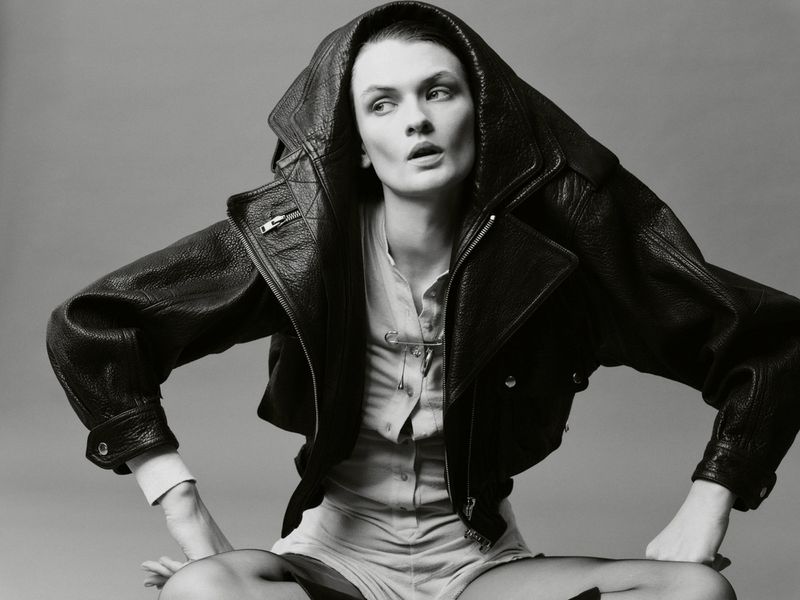 Model Lara Mullen wearing an oversized black leather jacket against a grey studio backdrop for Telva by Javier Biosca.
