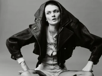 Model Lara Mullen wearing an oversized black leather jacket against a grey studio backdrop for Telva by Javier Biosca.