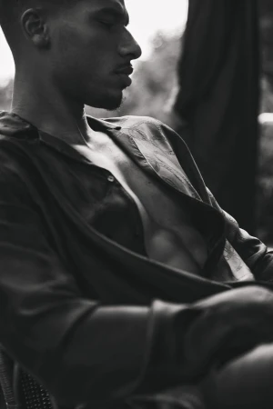 Monochrome portrait of a man wearing a partially unbuttoned shirt for Taller Marmo