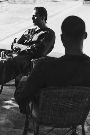 Two men seated outdoors in wicker chairs for the Taller Marmo ad campaign, captured in black and white by Francesco Scotti
