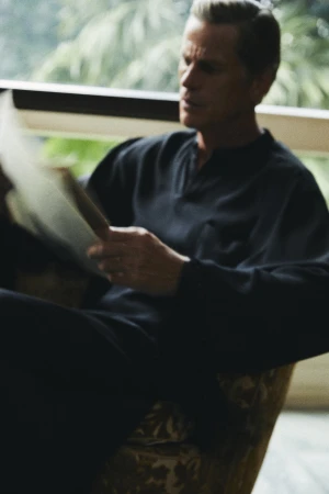 Mark Vanderloo seated in an armchair reading a newspaper for the Taller Marmo ad campaign captured by Francesco Scotti