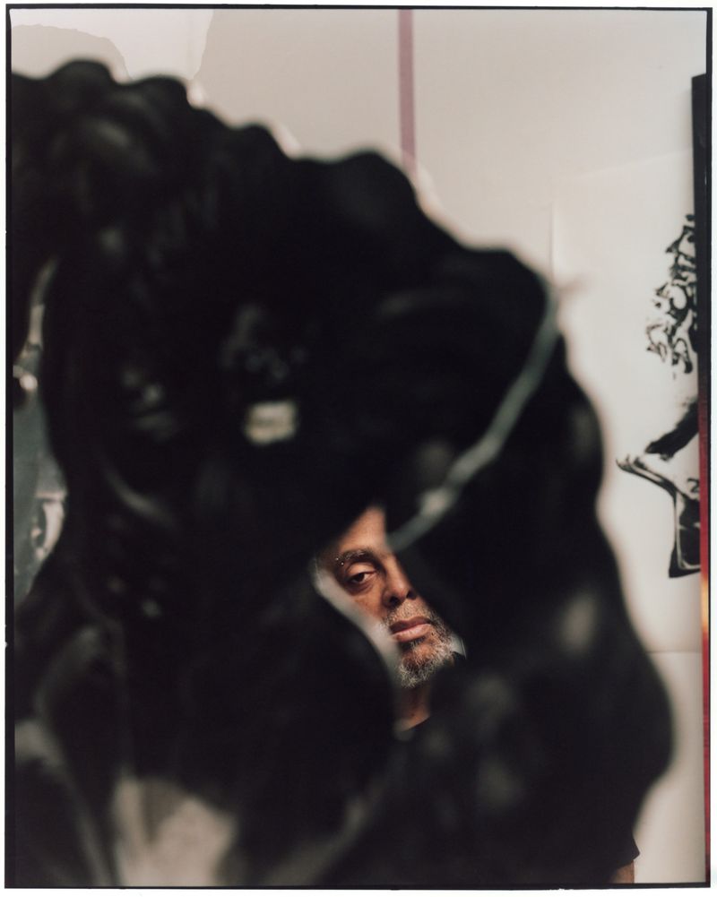 Portrait of artist Arthur Jafa partially obscured behind a dark sculptural form for M Le magazine du Monde.