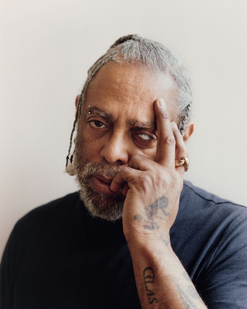 Close-up portrait of Arthur Jafa with hand on forehead against a neutral background for M Le magazine du Monde