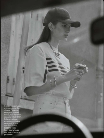 Monochrome editorial portrait of model Signe Veiteberg wearing a cap and t-shirt, framed through a car window for Elle France.