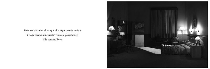 Black and white editorial image of a dimly lit hotel room interior next to Spanish text on the left side.