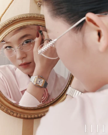 까르띠에를 대표하는 아이코닉 워치로 붉게 물들인 미스 루즈의 시간.