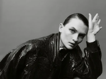 Model Lara Mullen wearing a textured black leather jacket against a grey background for Telva by photographer Javier Biosca.