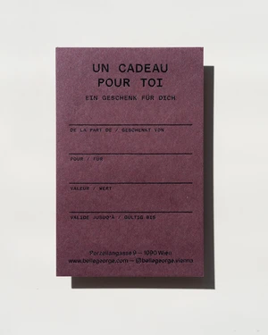 Vertical plum purple gift card with black French and German typography casting a sharp shadow on a white background.