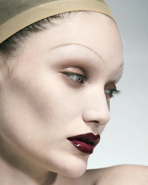 (De) constructing Glamour