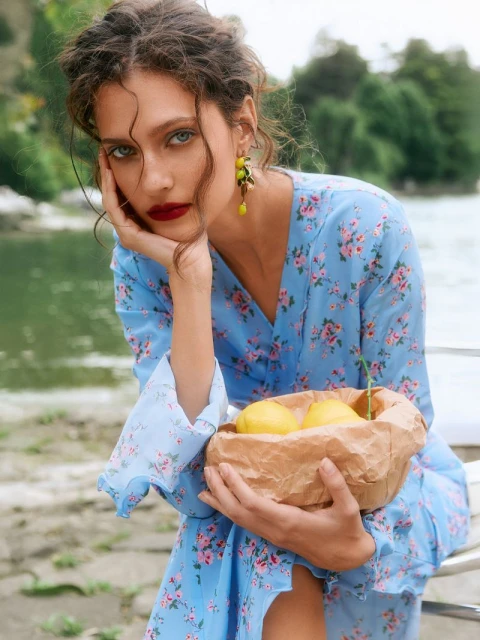 SHE SELLS SEASHELLS BY THE SEASHORE