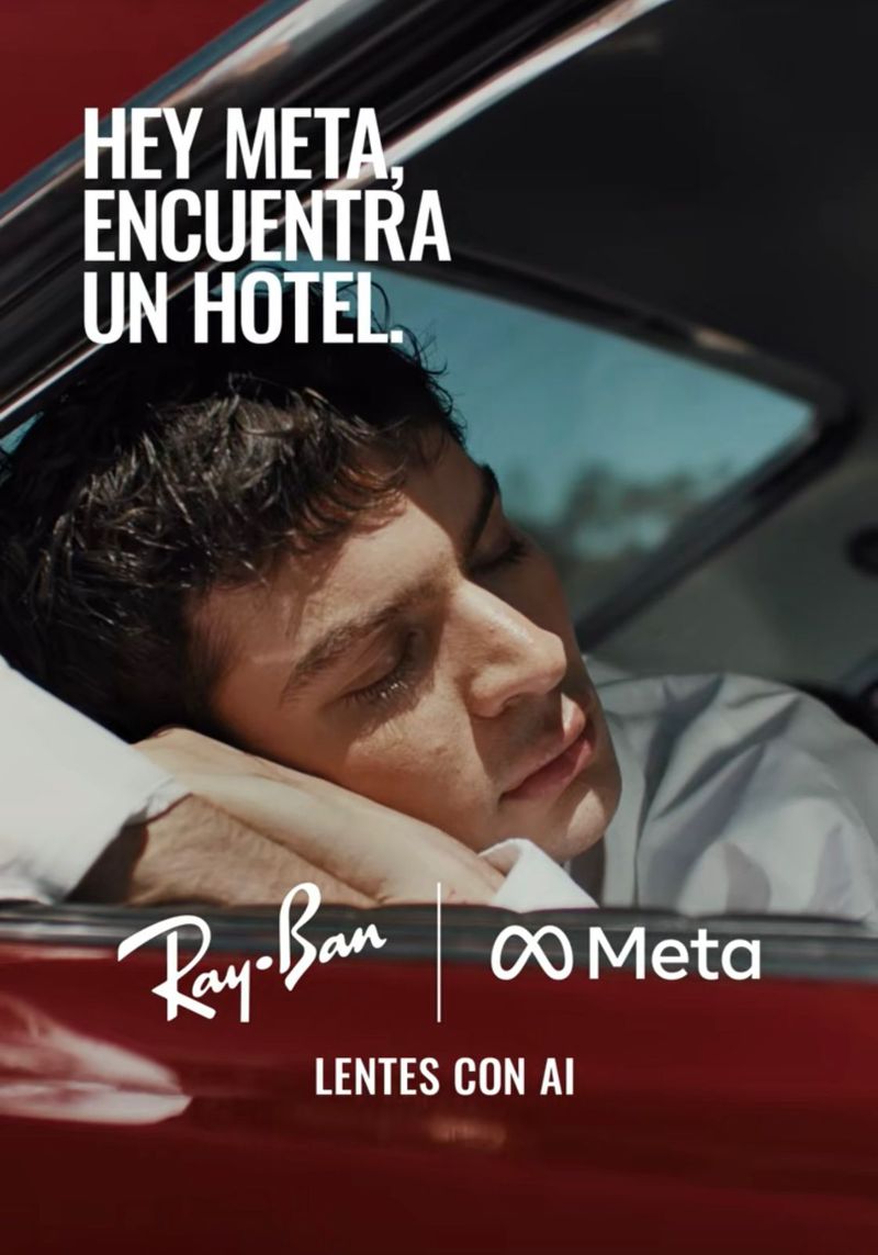 Man resting his head on his arm inside a red car with text reading Hey Meta encuentra un hotel for Ray-Ban Meta.