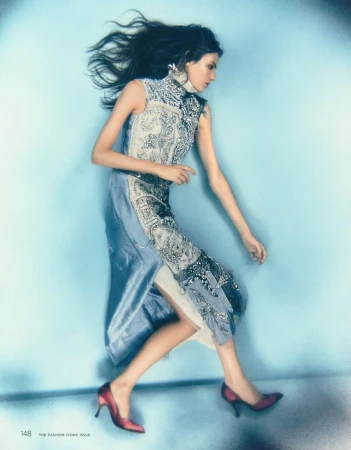 Model Matilde de Nard in an embroidered sleeveless midi dress and magenta heels posing against a light blue backdrop.