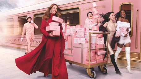 Julia Roberts, Isabella Rossellini, Ni Ni, and Aya Nakamura pose with pink gift boxes in front of the Lancôme Express train.