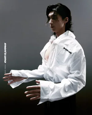 Model Carson Lee wearing an oversized white shirt with extra-long sleeves for Men's Uno Hong Kong photographed by Feicien Feng.
