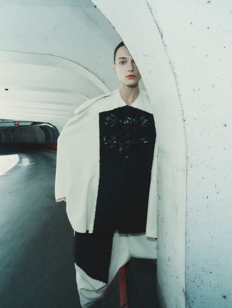 Model Daga Ziober wearing a black and white outfit posing inside a concrete architectural archway for Sèduction Magazine.