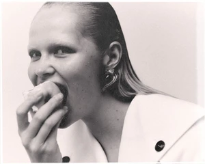 Model Roos Schreiner biting an apple in a black and white editorial portrait for WRPD Magazine project La signora.
