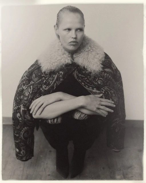 Model Roos Schreiner crouching in a patterned jacket with a fur collar for WRPD Magazine