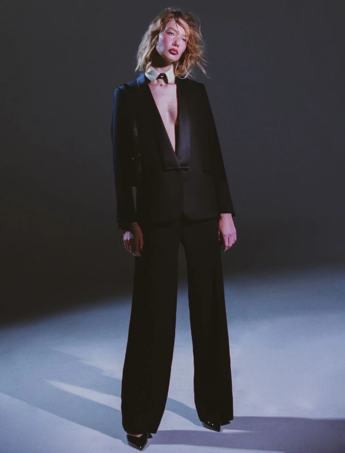 Model Katya Plotnikova wearing a black suit with a white collar in Practical Magic for Elle Mexico