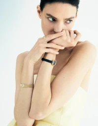 Model Kati Nescher wearing luxury gold jewellery and a wristwatch for the Joaillerie project by Les Echos, photographed by Alexandra Utzmann.