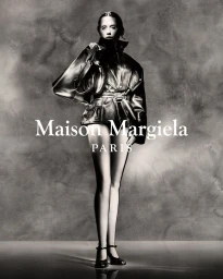 Miley Cyrus in a leather jacket and handbag against a textured backdrop for Maison Margiela Autumn-Winter 2025.