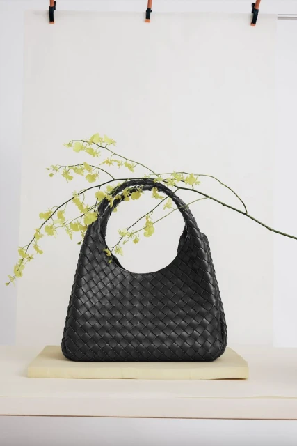 Bottega Special: Weaving A Tale